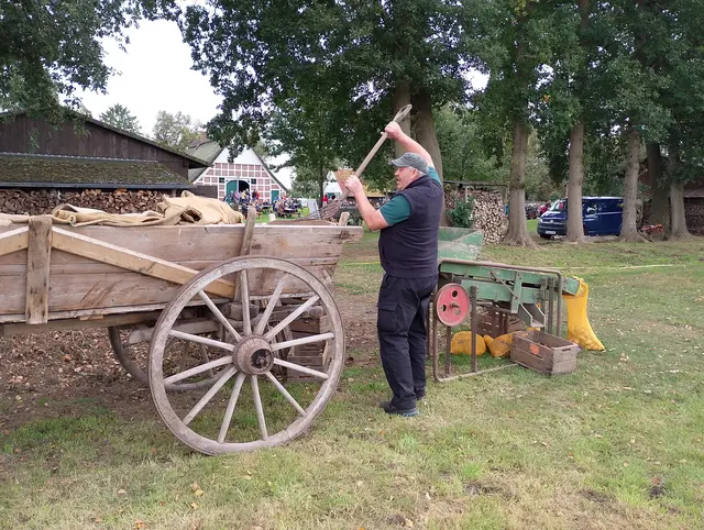 Besonders eindrucksvoll war die Vorstellung alter Arbeitsweisen | Foto: Heimatverein Hüll