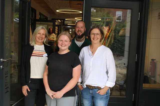 In einer Workshop-Pause: die Schulleiterinnen Dorit von Hoerschelmann (li.) und Sabine Voß (re.) sowie die Jugendpfleger Lea Tewes und Andreas Brammer | Foto: ce