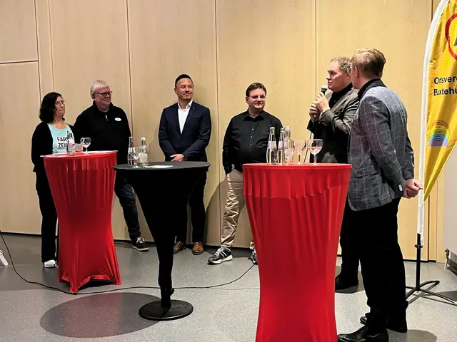 Die Podiumsdiskussion in der Aula Süd: (V.l.n.r.) Moderatorin Anling Richter (Bunter Block Buxtehude), Achim von  Arciszewski (KleinkunstIgel), Andre Borgerhoff (AWO), Hasko Witte, Hamburgs Kultursenator Dr. Carsten Brosda und Torsten Lange (Leiter Kultur, Tourismus und Stadtmarketing) unterstrichen die Bedeutung des gemeinsamen Engagements vor Ort. | Foto: AWO Buxtehude