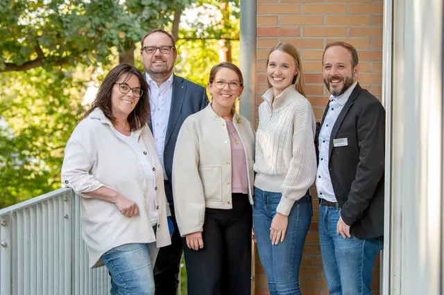 Mitglieder des Projektteams (v.li.): Pflegedirektorin OsteMed Klinik Bremervörde Dagmar Michaelis, Geschäftsführer OsteMed-Gruppe Rainer Röhrs, Einrichtungsleitung OsteMed Senioren und Pflegeheim Zeven Melina Krüger, Community Health Nurse Miriam Steens, Koordinierungsstelle Gesundheitsregion Landkreis Rotenburg (Wümme) Torben Bogner | Foto: OsteMed