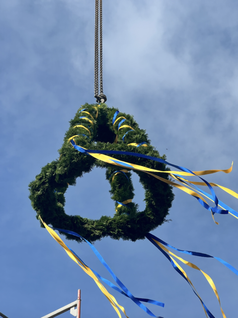 Die Richtkrone, seit Jahrhunderten fester Bestandteil des Bauhandwerks, steht für Glück, Schutz und gutes Gelingen – und durfte auch in Nahe beim Richtfest nicht fehlen | Foto: Tina Lüecke