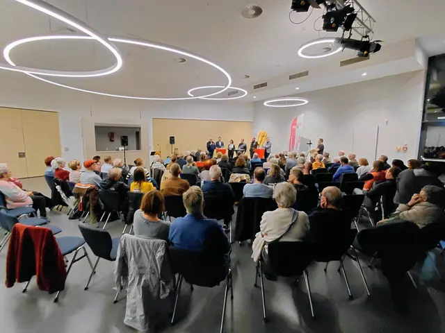 Gut besuchte Aula Süd: Der gemeinsame Abend von Kleinkunst-Igel und AWO Buxtehude mit Hamburgs Kultursenator Dr. Carsten Brosda stieß auf großes Interesse | Foto: AWO Buxtehude