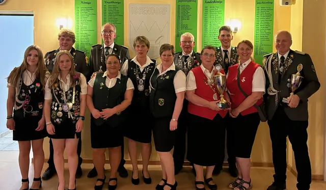 Die glücklichen Gewinnerinnen und Gewinner des Samtgemeindeschießens in Issendorf | Foto: Schützenverein Issendorf