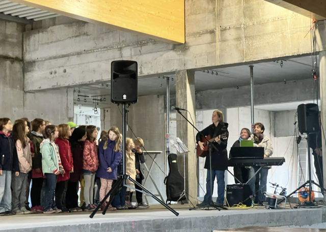 Schülerinnen und Schüler der Grundschule sorgten gemeinsam mit dem Kita-Chor für musikalische Beiträge und viel Applaus | Foto: Tina Lüecke