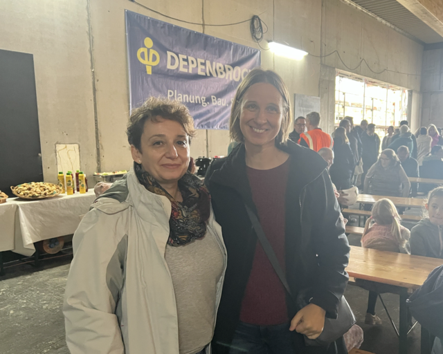 Stolz und glücklich über den fabelhaften Auftritt des Kinderchors: Musikkoordinatorin Carolin Niemann-Keupp und Pianistin Olga Länger | Foto: Tina Lüecke