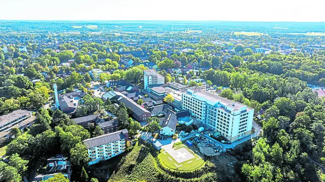 Das Krankenhaus Buchholz mit dem Hubschrauber-Landeplatz im Vordergrund und dem neuen Bettenhaus  | Foto: Foto Kettwig, Buchholz