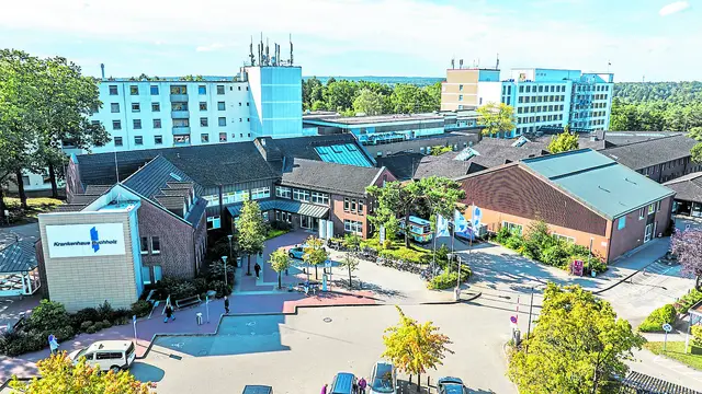 Der Haupteingang des Krankenhauses Buchholz an der Steinbecker Straße | Foto: Foto Kettwig / Buchholz