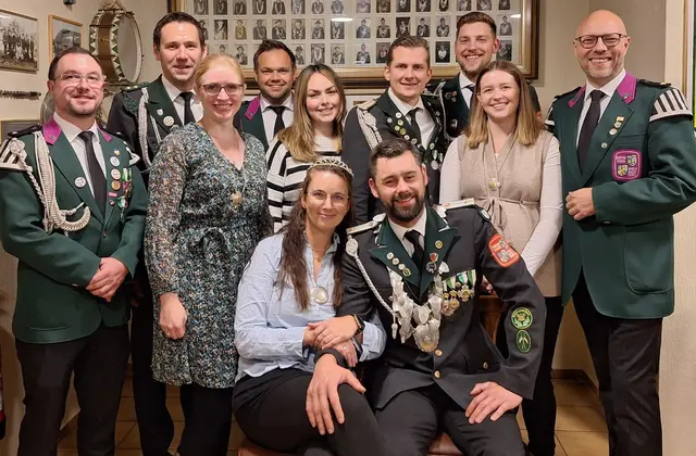 Melanie und Jan-Peter Ebeling (vorne sitzend) feiert mit den Schützenkameradinnen und - kameraden den Titel | Foto: Verein