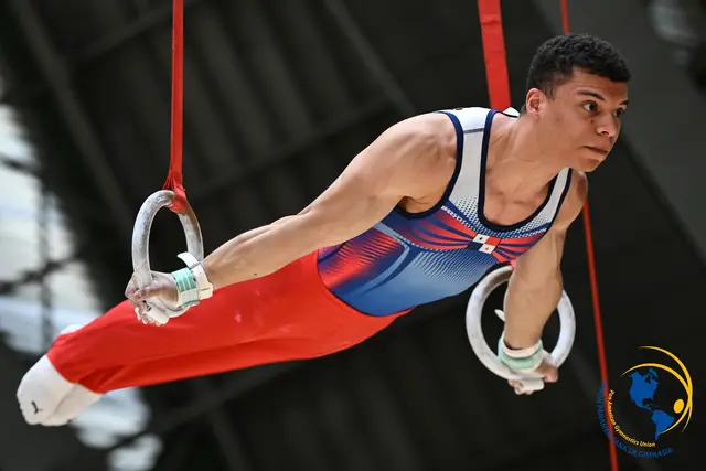 Pablo Broszio bei einer Krafthalte-"Schwalbe" an den Ringen | Foto: Amy Sanders