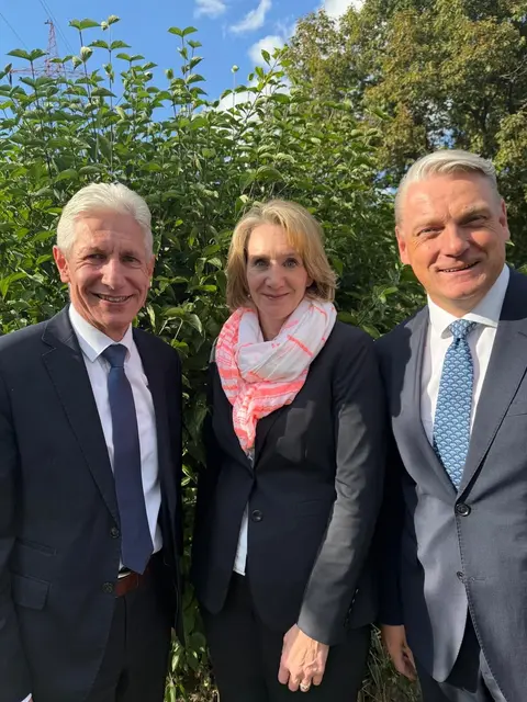Landrat und Aufsichtsratsvorsitzender Rainer Rempe (li.) mit dem künftigen Geschäftsführungsteam Dr. Franziska von Breunig und Cord  Meyer | Foto: Landkreis Harburg