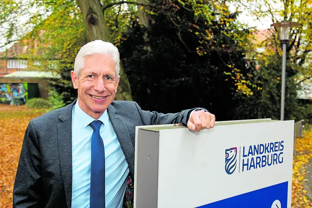 Landrat Rainer Rempe gratuliert dem Krankernhau Buchholz zum runden Geburtstag | Foto: LK Harburg