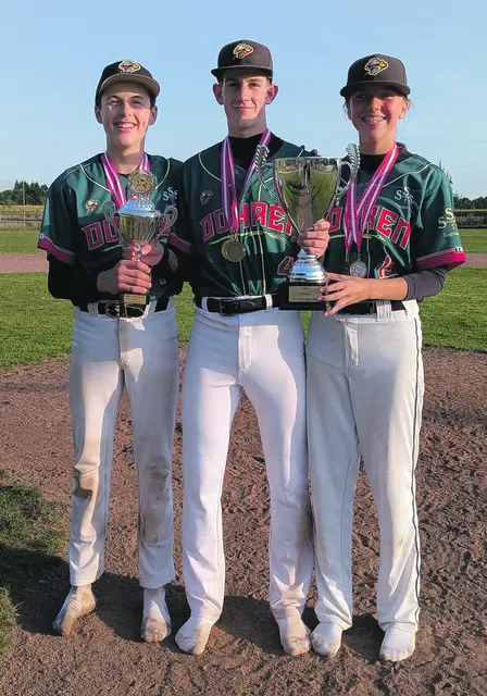 Da das Farmers-Trio mit (v. li.): Henry ­Weippert, Jonas Danford und Edda Dallmann in beiden Teams spielte, hielt es zwei ­Trophäen in den Händen | Foto: WF