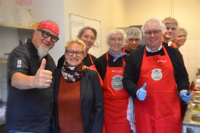 Stefan Marquard zusammen bei der Essensausgabe mit der Schulleiterin Tanja Bovenschulte, pädagogische Mitarbeiterin Jessica Tietjen, Lehrerin Dörte Wellm, Amatus, Samtgemeinde-Bürgermeister Matthias Hartlef, Kevin und Lina-Julie (v.li.)