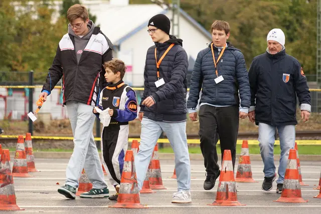 Die Fahrer vom AC Buchholzer Heidering e.V. gehen mit ihrem Trainer Frank Westedt (re.) den Parcours ab | Foto: AC Buchholzer Heidering e.V.