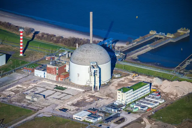 Noch steht das Reaktorgebäude des ehemaligen Stader Kernkraftwerks. Im kommenden Jahr wird die markante Kuppel abgerissen | Foto: Martin Elsen / nord-luftbilder.de