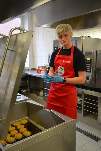 Nach dem Formen ging es für Kevin an das Braten der Frikadelle 