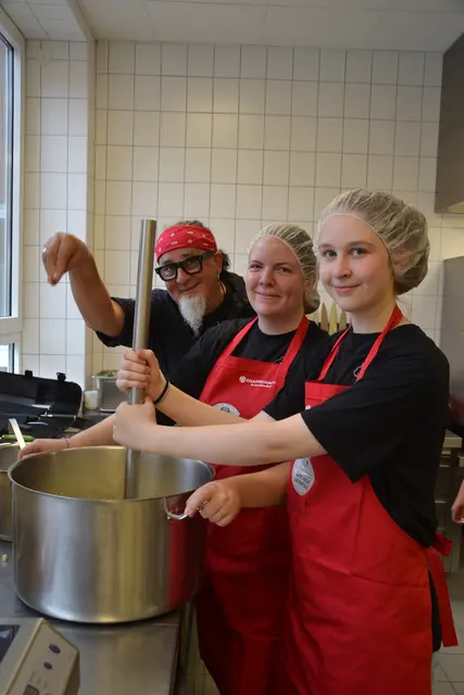 TV- und Sternekoch Stefan Marquad half den Schülerinnen Lina-Julie und Lea-Sophy beim Herstellen des Gemüse-Kartoffelpürees (v.li.)