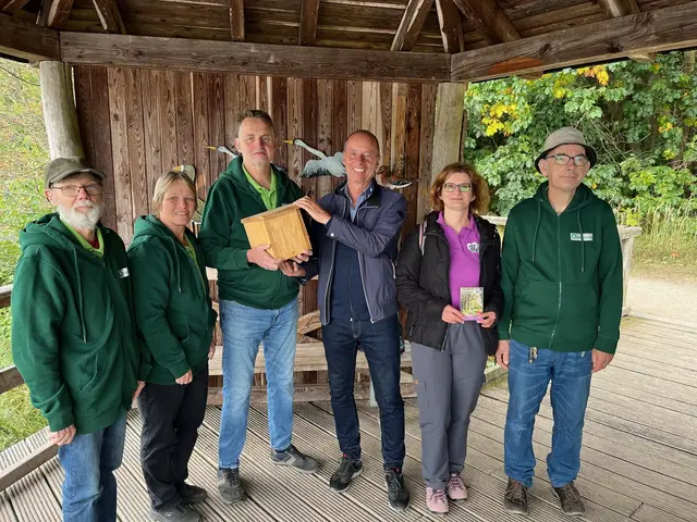 Wilhelm Sommer, Abteilungsleiterin Silke Petersen, Wolfgang Mokwa, Gerald Höhl, Erster Kreisrat Landkreis Celle, Yvonne Graul (Landkreis Celle) und Bodo Pfahl bei der Übergabe der fertigen Stempelkästen, die das Albert-Schweitzer-Familienwerk gefertigt hat | Foto: Landkreis Celle