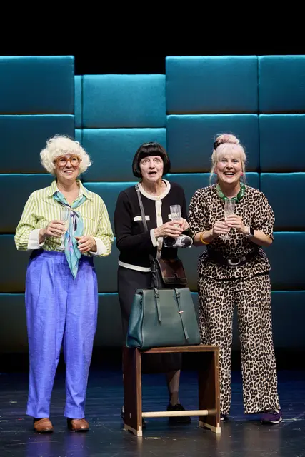 Drei Damen planen eine echte Rentner-Gaunerei im Stadeum | Foto:  Oliver Fantitsch