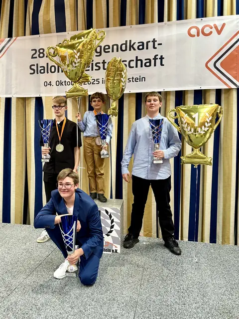 Patrik Westedt (v.li.), Lian Marten Schulz und Timm Krause, Eric Sparsam (vo.) bei der Siegerehrung | Foto: AC Buchholzer Heidering e.V.