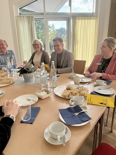  n gemütlicher Runde tauscht sich Landrat Kai Seefried mit Mitgliedern des Kirchenvorstands in Himmelpforten aus

 | Foto: Landkreis Stade