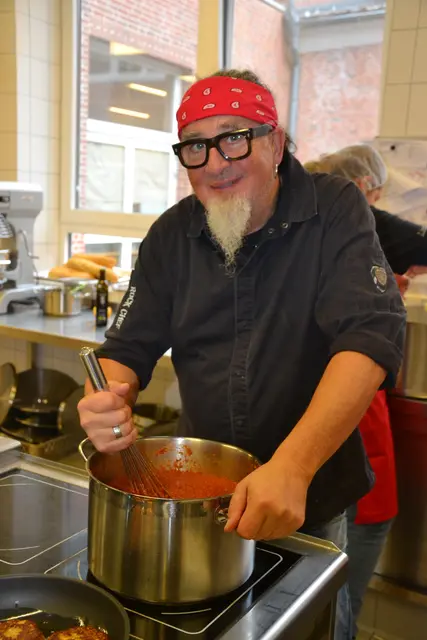 Seit Jahren engagiert sich der Sternekoch Stefan Marquard für eine gesunde Ernährung in den Schulen 