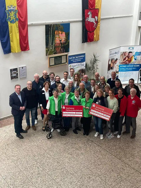 Freude im Rathaus: 12.000 Euro vom „Run For Help 2025“ für die MS-Kontaktgruppe und den Ambulanten Hospizdienst Winsen. | Foto: Philip Langhoff