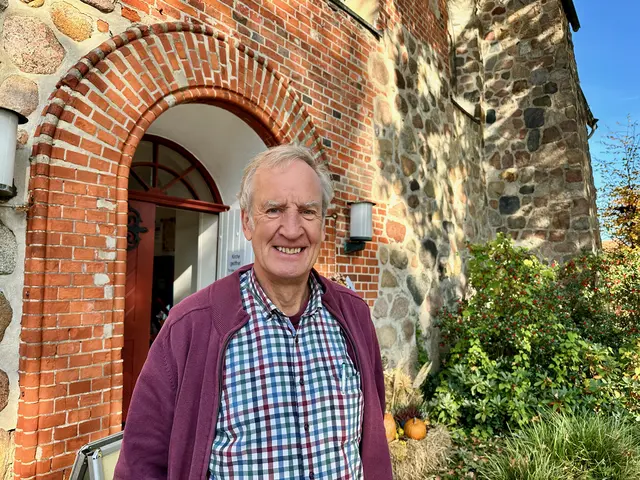 Pastor i.R. Jürgen Pommerien vor der Hittfelder Mauritiuskirche. | Foto: C.Wöhling