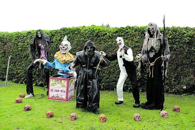 Fangorian (Mitte) empfängt in seinem Horrorgarten zu Halloween neben seinen Gästen Untote und Monster | Foto: sb