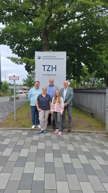 Freuen sich auf die Messe (hinten, v. li.): Andreas Küpper-Melzer (Nachwuchswerbung und Projekte Handwerkammer), Jürgen Knoll (Abteilungsleiter TZH Stade), Detlef Böckmann (Hauptgeschäftsführer Kreishandwerkerschaft Stade) sowie (vorne, v.li.): Judith Kraus (Abteilungsleiterin Bildungsmarketing Handwerkskammer) und Lena Lüssenhop
(Bildungsmarketing Handwerkskammer) | Foto: Die Medienfrau