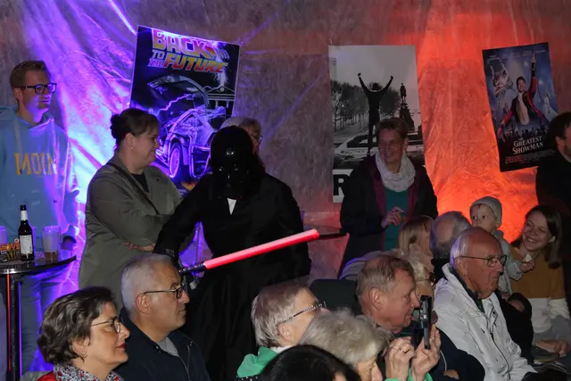 Darth Vader aus den "Star Wars"-Filmen? Der täuschend echt maskierte Überraschungsgast sah samt Lichtschwert eher aus wie "Darth Mudder" | Foto: ce