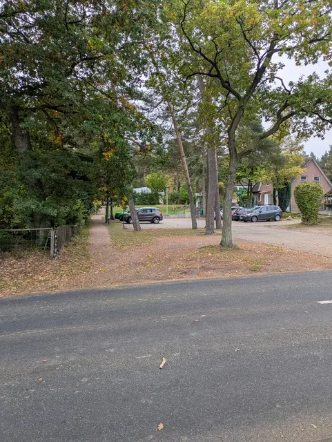 Der Gehweg vor dem Kita-Parkplatz wurde als bauliche Maßnahme für die Installation der Ampelanlage eingerichtet | Foto: privat