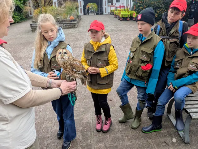 Ein unvergesslicher Tag für die Naturpark-Kids: Im Wildpark Lüneburger Heide durften sie Waldkauz und Kornnatter aus nächster Nähe erleben | Foto: Naturparkregion Lüneburger Heide e.V.