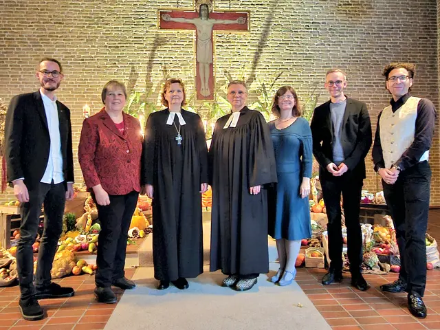  Pastorin Wiebke Wolkenhauer (4.v.li.) und Regionalbischöfin Sabine Schiermeyer (3.v.li.) mit Pastor Dr. Robert Schnücke-Melcher ( li.), Kirchenvorsteherin Birgit Heitmann (2.v.li.), Pastorin Laura Wolkenhauer (3.v.re.), Pastor Dr. Jan Lohrengel (2.v.re.) und Pastor Dr. Florian Schneider | Foto: Dorlies Schulze