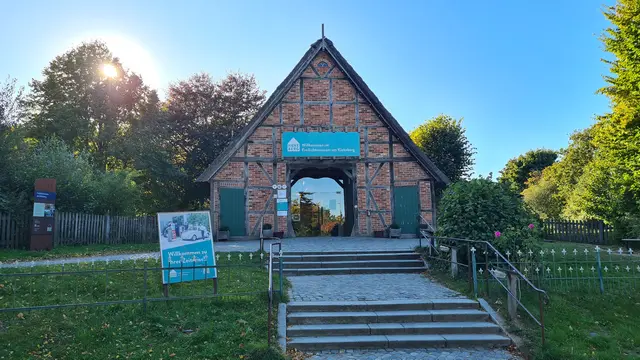 Im Eingangsgebäude des Freilichtmuseums werden historische Apfelsorten verkauft.