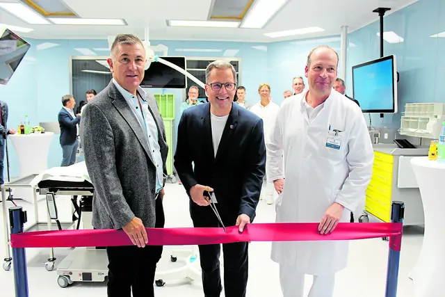 Feierliche Eröffnung des neuen OP-Saals (v.li.): Elbe Kliniken-Geschäftsführer Siegfried Ristau, Landrad Kai Seefried und ärztlicher Direktor Prof. Dr. med. Ole Broch | Foto: sb