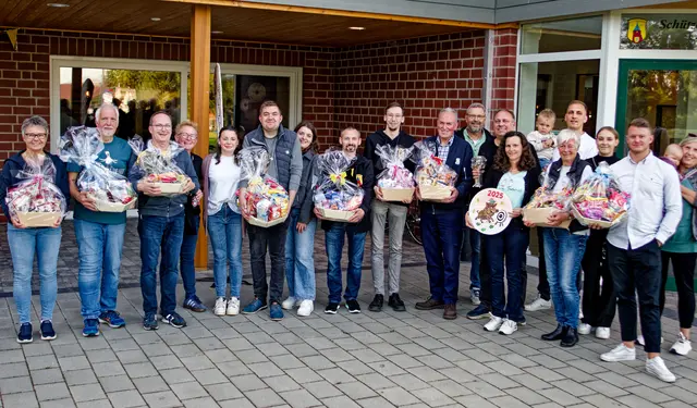 Die erfolgreichen Teilnehmer des Schluss- bzw. Clubschießens der Schützenkompanie Salzhausen mit ihren Preisen | Foto: Janina Richert