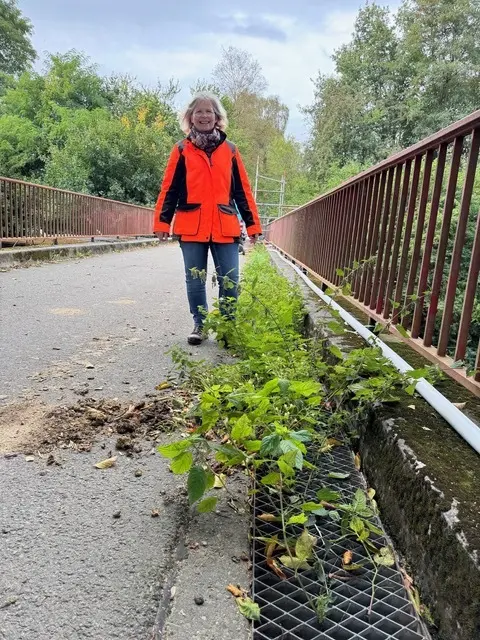 
Hüfthoch wachsen die Grünpflanzen durch den Gitterrost, verstopfen die Straßenentwässerung und zerstören mit ihren Wurzeln das Bauwerk. „Bei Niederschlägen steht hier das Wasser tagelang, läuft nicht ab und kann in den Baukörper einsickern“ bestätigt Anke Grabe und ergänzt: „So kriegt man jeder Brücke mit der Zeit kaputt!“ 
 | Foto: M. Grabe