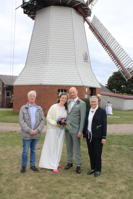 Bei der 850. Mühlentrauung (v. li.): Mühlenvereins-Vorsitzender Werner Borrée, das Ehepaar Larissa von Hörsten und Jan-Peter Petersen sowie Standesbeamtin Birgit Wind | Foto: ce