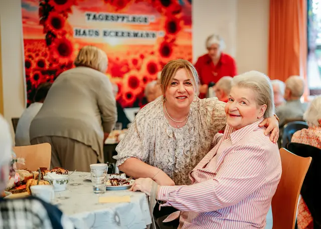 Gäste, Angehörige und das Team der Tagespflege genießen gemeinsam die familiäre Atmosphäre des Erntedankfestes | Foto: Antje Wulf, DRK Harburg-Land