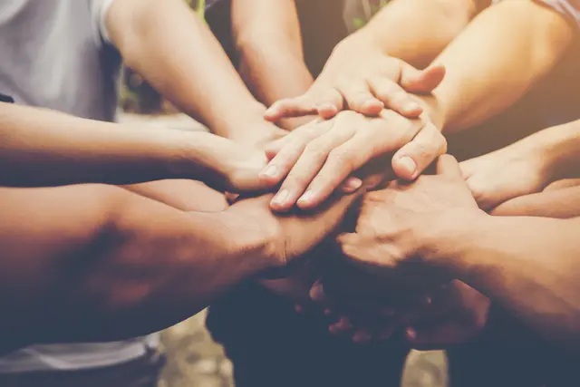 Gemeinsam Glauben leben: Beim Talk-Gottesdienst der Freien evangelischen Gemeinde Neu Wulmstorf steht Miteinander und Freude im Mittelpunkt – ganz im Sinne der „Kirche Kunterbunt“ (Symbolbild) | Foto: Freepik