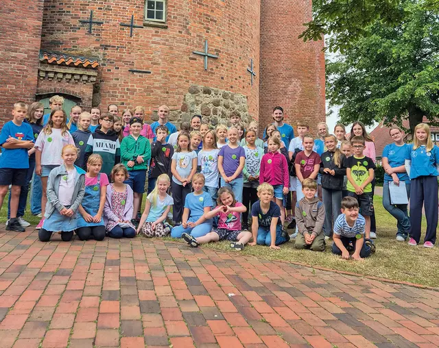 Ein Gruppenbild vom vorigen Kinderkirchentag in Salzhausen mit Teilnehmern und Teamern | Foto: Kirchengemeinde Salzhausen-Raven
