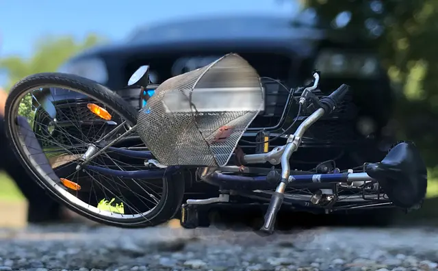 Ein Audi-Fahrer drängte eine Radfahrerin von der Fahrbahn ab, woraufhin die Frau stürzte - Symbolbild | Foto: Symbolbild: Polizei Neuss