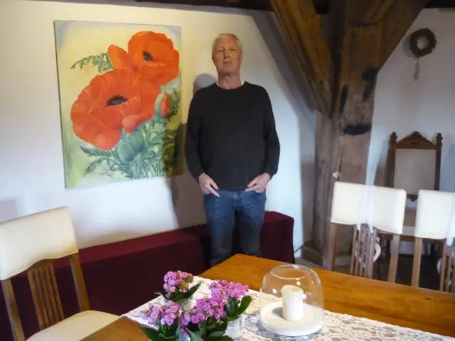 Werner Borrée, Vorsitzender des Vereins zur Erhaltung der Eyendorfer Windmühle, öffnet diese auch für Hochzeiten im Trauzimmer | Foto: Joerg Stallbaum