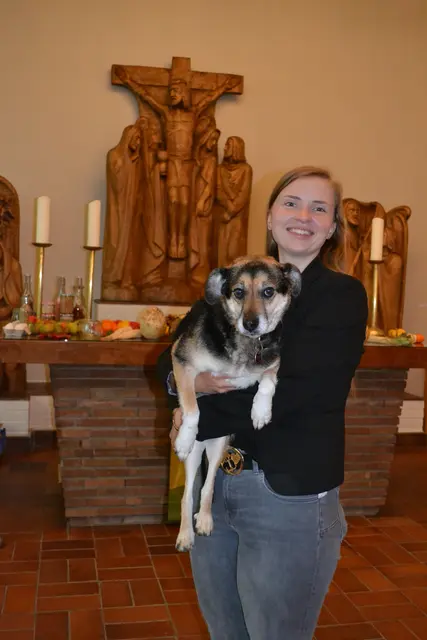 Pastorin Anna-Lena Hübsch mit Hündin "Kulka". Beide kommen bei den Gemeindemitgliedern gut an | Foto: bim