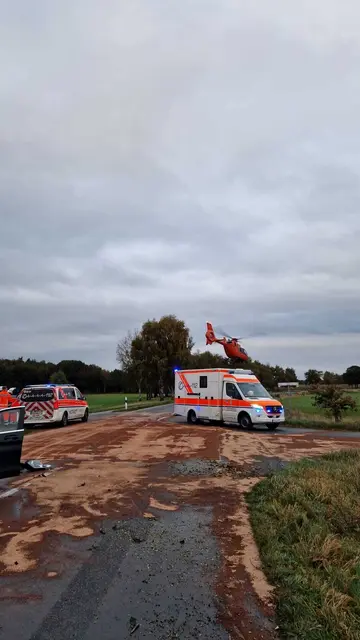 Ein 19-jähriger Beifahrer wurde mit lebensgefährlichen Verletzungen per Rettungshubschrauber in eine Hamburger Klinik gebracht | Foto: Kreisfeuerwehr Rotenburg (Wümme)