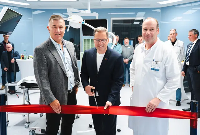 Zur Eröffnung des 10. OP-Saals am Elbe Klinikum Stade zerschnitten (v.li.) Siegfried Ristau, Kai Seefried und Professor Ole Broch symbolisch ein Band mit einer OP-Schere | Foto: Elbe Kliniken