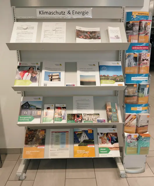 Das neue Klimaschutz-Regal im Rathaus Rosengarten bietet zahlreiche Informationen und Materialien rund um Energiesparen, Sanieren und nachhaltiges Leben | Foto: Nora Hahn