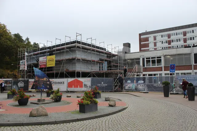 Der Anbau befindet sich neben dem Haupteingang | Foto: sb