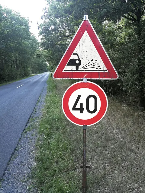 Bei frisch aufgetragenem Rollsplitt ergibt Tempo 40 Sinn. Wochen später ist das jedoch nicht mehr erforderlich | Foto: thl